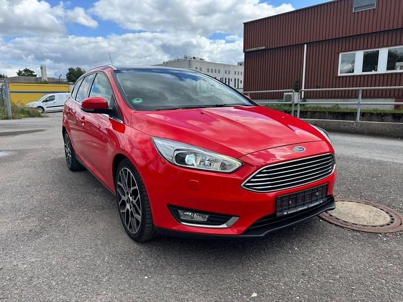 Rot Gebraucht 2017 Ford Focus Titanium Kombi | 6.950 € (Superpreis) - Bild 1/4