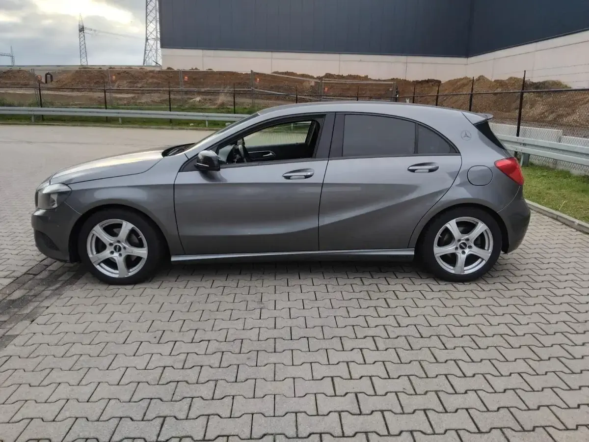 Gebraucht Mercedes A180 122 PS (89 kW) 2015 Grau Limousine