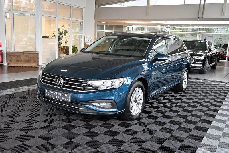 Gebraucht VW Passat Business 150 PS (110 kW) 2023 Blau Kombi