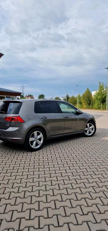 Grau Gebraucht 2015 VW Golf VII Kleinwagen | 6.999 € (Guter Preis) - Bild 1/4