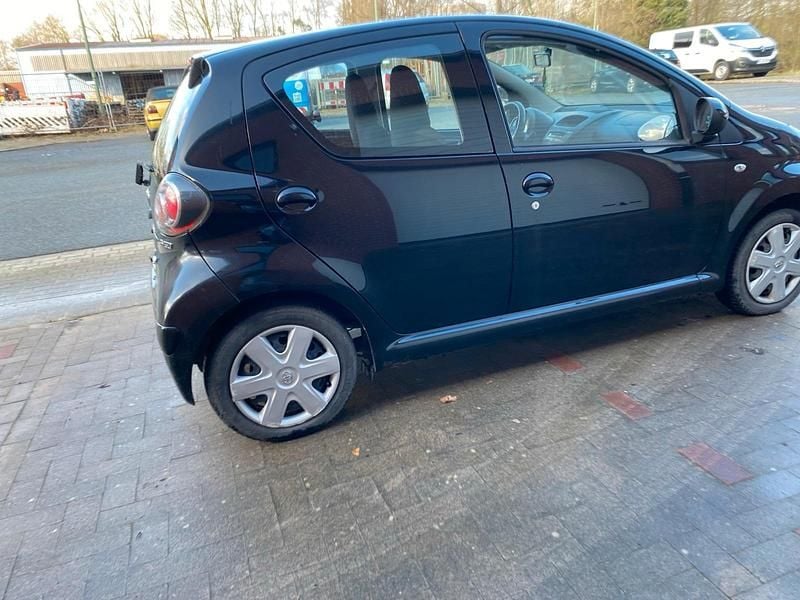 Gebraucht Toyota Aygo 68 PS (50 kW) 2009 Schwarz Kleinwagen