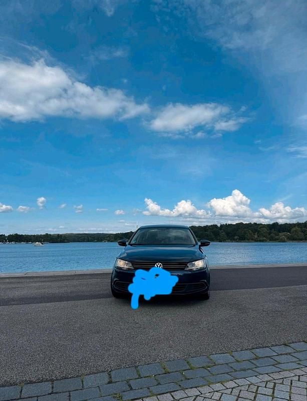 Second-hand VW Jetta 105 CP (77 kW) 2012 Albastru Berlinǎ