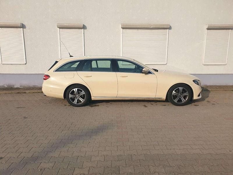 Gebraucht Mercedes E200 150 PS (110 kW) 2018 Hellelfenbein  unilack Kombi
