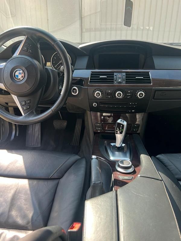 Grau Gebraucht 2008 BMW 530 Kombi | 6.350 € (Fairer Preis) - Bild 1/4