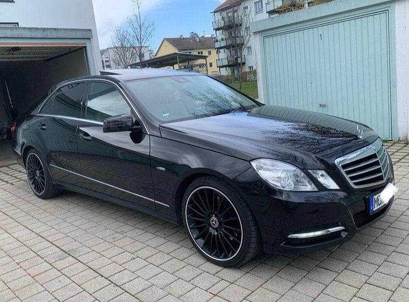 Schwarz Gebraucht 2011 Mercedes E250 Limousine | 14.990 € (Etwas zu teuer) - Bild 1/4