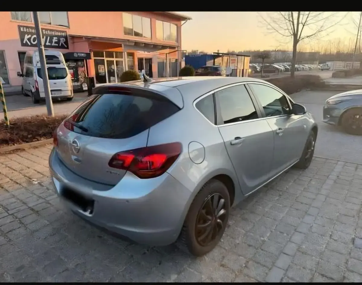 Gebraucht Opel Astra 179 PS (131 kW) 2010 Silber Kleinwagen