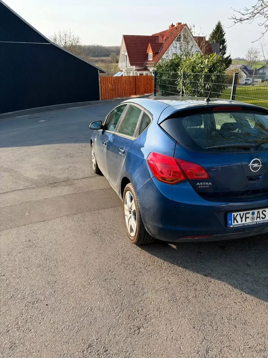 Używany Opel Astra 115 KM (84 kW) 2011 Niebieski Kombi