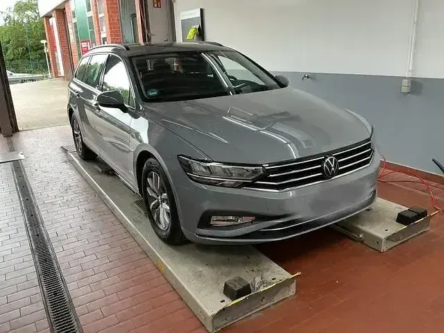 Gebraucht VW Passat Business 150 PS (110 kW) 2023 Kombi
