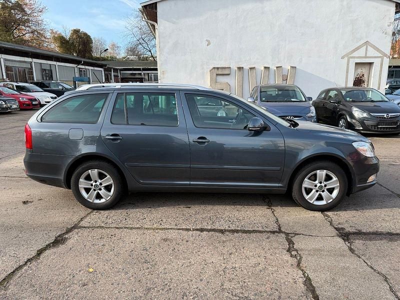 Gebraucht Skoda Octavia 105 PS (77 kW) 2011 Grau Kombi