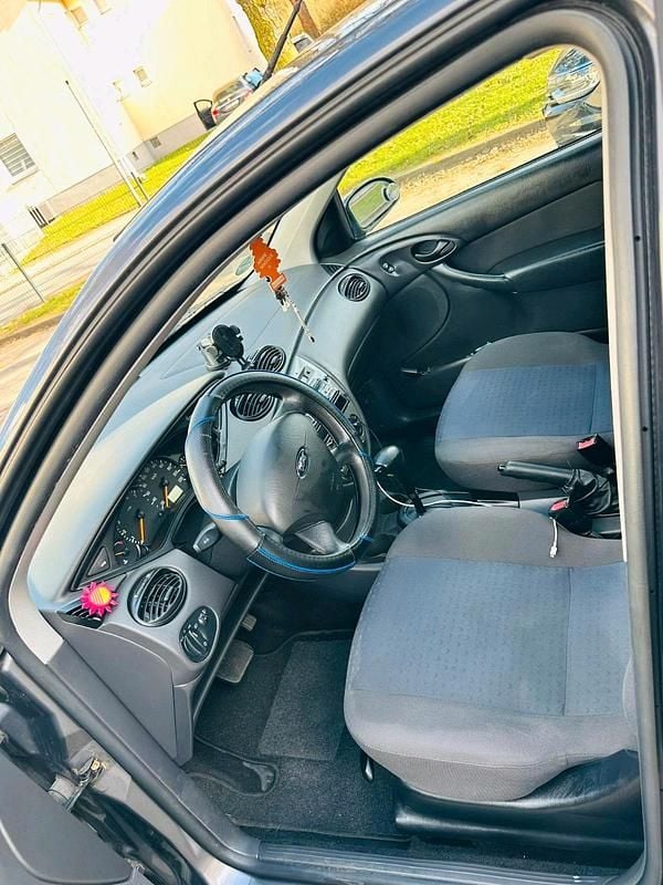 Usata Ford Focus 100 CV (73 kW) 2004 Grigio Berlina