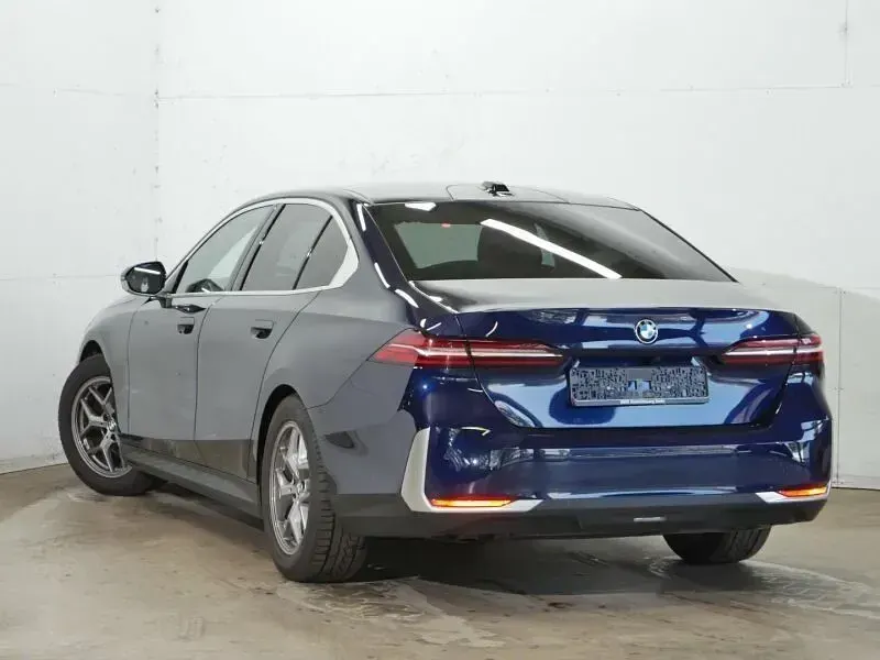 Gebraucht BMW 520 Sport Line 197 PS (144 kW) 2025 Blau Limousine