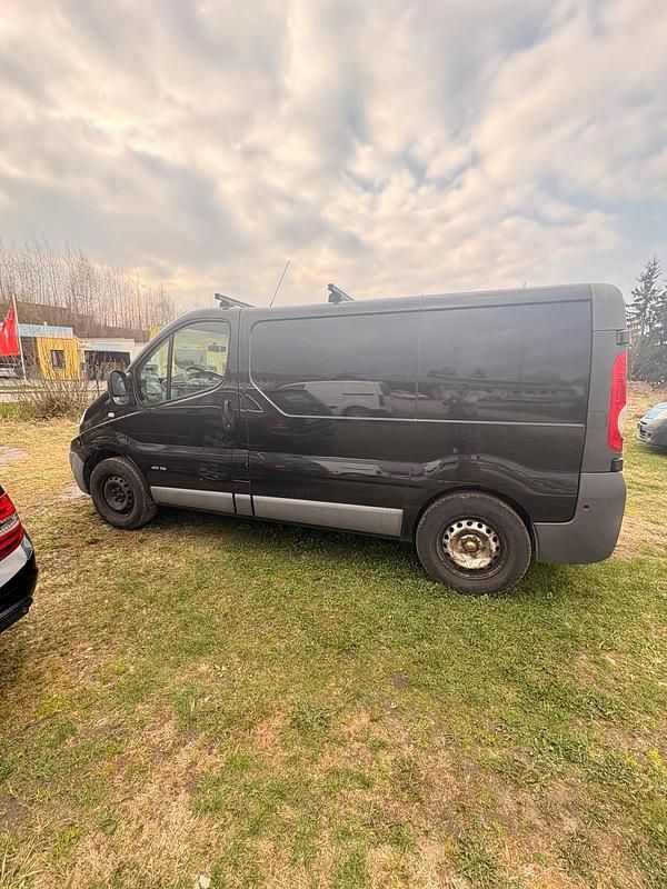Second-hand Renault Trafic 114 CP (83 kW) 2014 Negru Monovolum