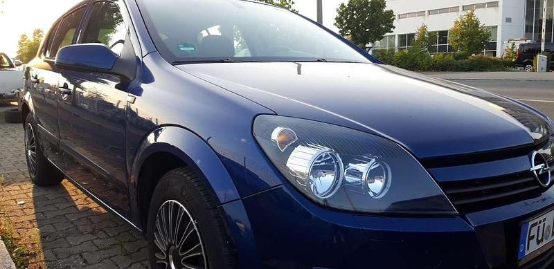 Blau Gebraucht 2005 Opel Astra GTC Limousine | 1.600 € (Fairer Preis) - Bild 1/4