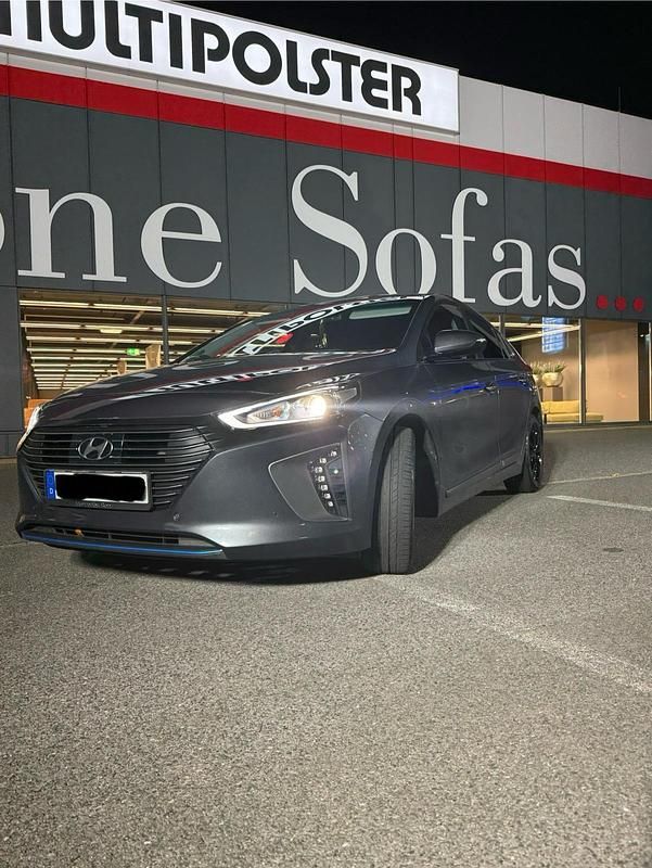 Grau Gebraucht 2018 Hyundai Ioniq Kleinwagen | 14.700 € (Fairer Preis) - Bild 1/4