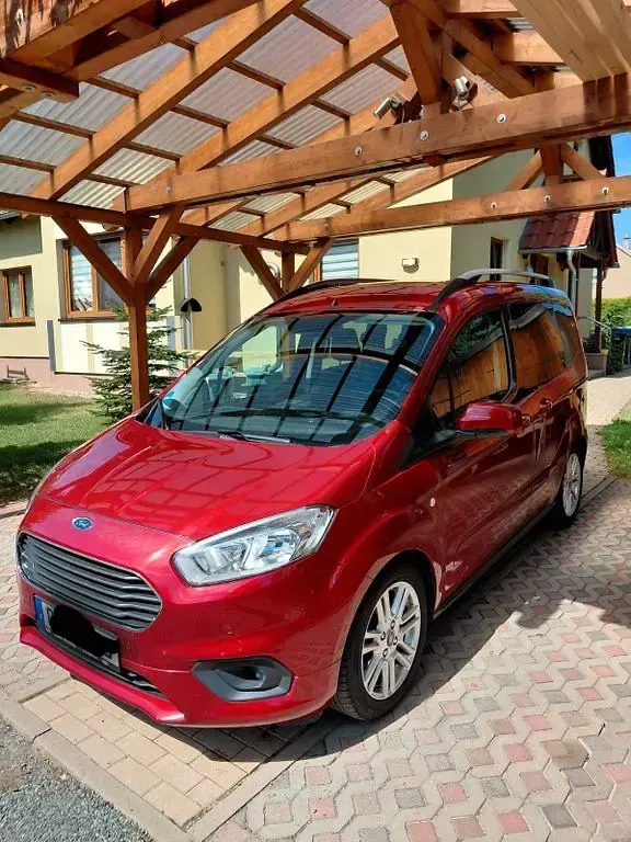 Gebraucht Ford Tourneo Courier Titanium 101 PS (74 kW) 2019 Rot Van / Kleinbus