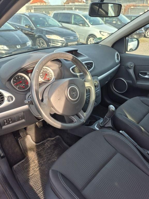 Grau Gebraucht 2010 Renault Clio II Expression Limousine | 4.200 € (Fairer Preis) - Bild 1/4
