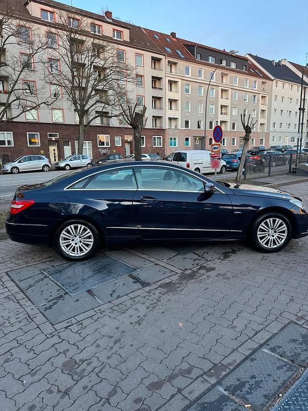 Gebraucht Mercedes E200 184 PS (135 kW) 2010 Blau Coupé