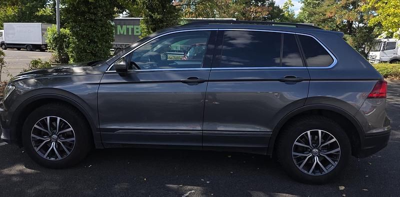 Grau Gebraucht 2018 VW Tiguan SUV | 19.900 € (Superpreis) - Bild 1/4
