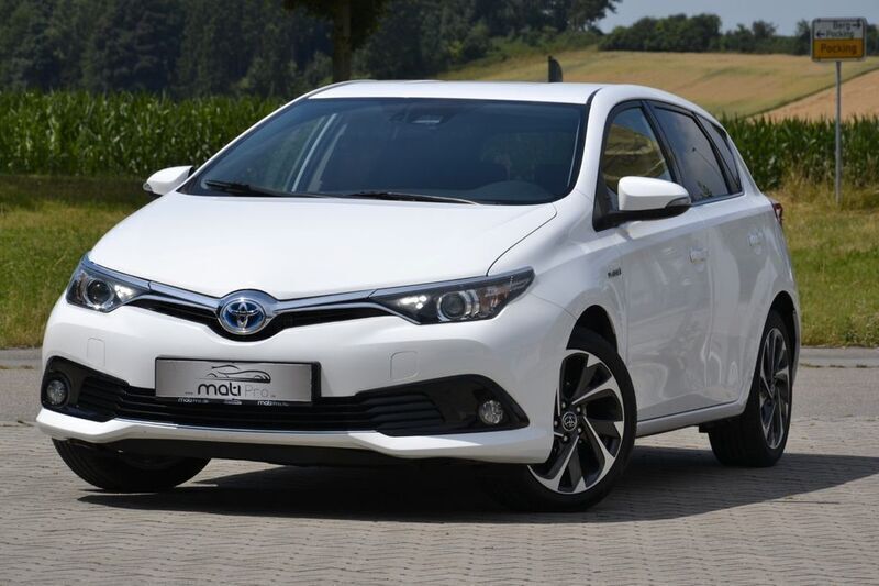 Weiß Gebraucht 2018 Toyota Auris Hybrid Cool Limousine | 14.500 € (Fairer Preis) - Bild 1/4