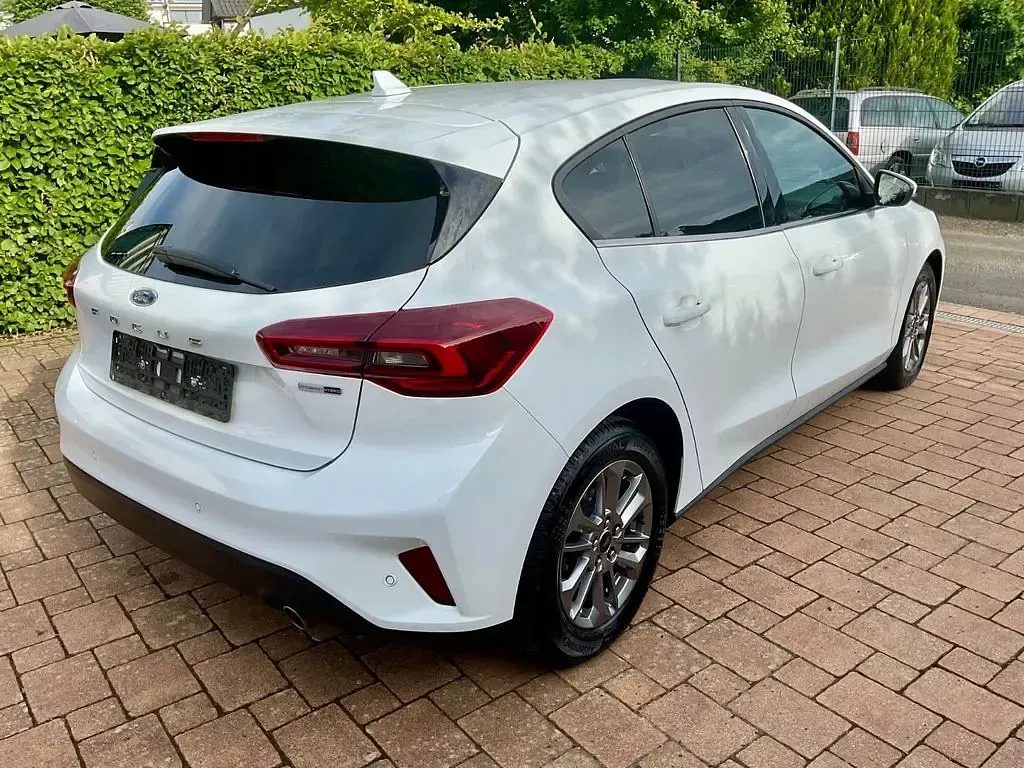 Gebraucht Ford Focus Titanium 125 PS (91 kW) 2023 Weiß Limousine