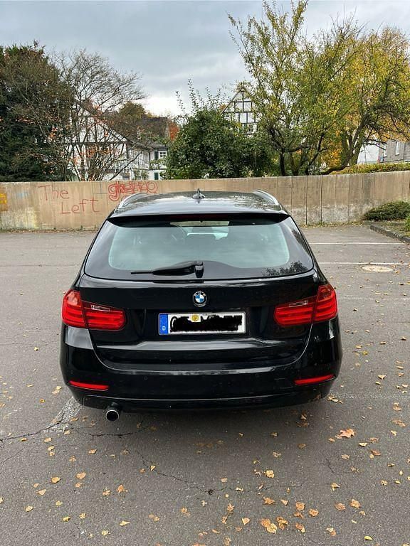 Gebraucht BMW 318 143 PS (105 kW) 2012 Schwarz Kombi