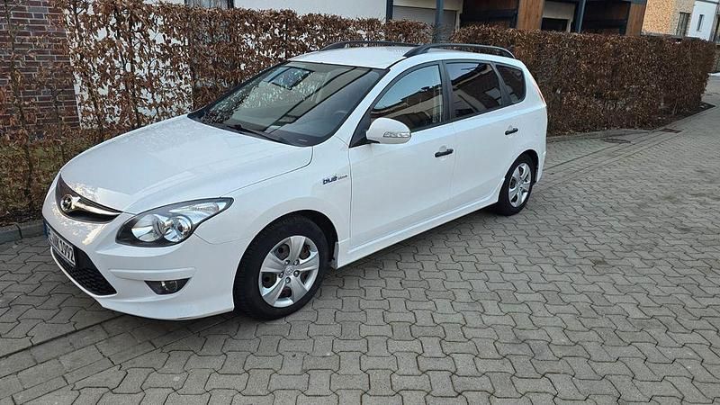 Weiß Gebraucht 2011 Hyundai i30 Classic Kombi | 2.790 € (Fairer Preis) - Bild 1/4