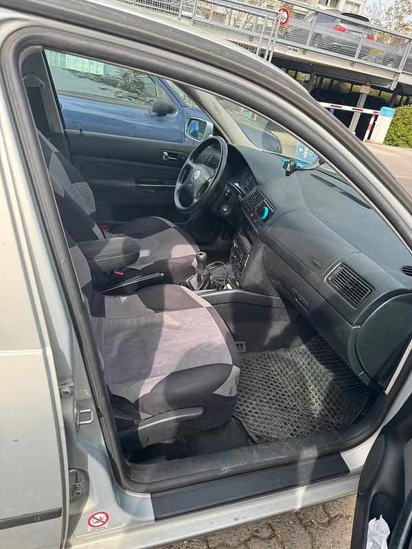 Gebraucht VW Golf IV 2001 Silber Limousine