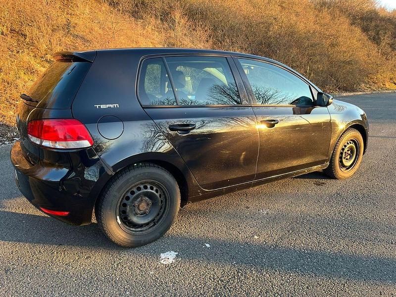 Gebraucht VW Golf VI Team 105 PS (77 kW) 2010 Schwarz Kleinwagen