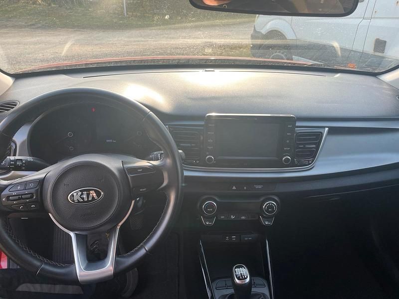 Gebraucht Kia Rio 99 PS (72 kW) 2019 Rot Limousine