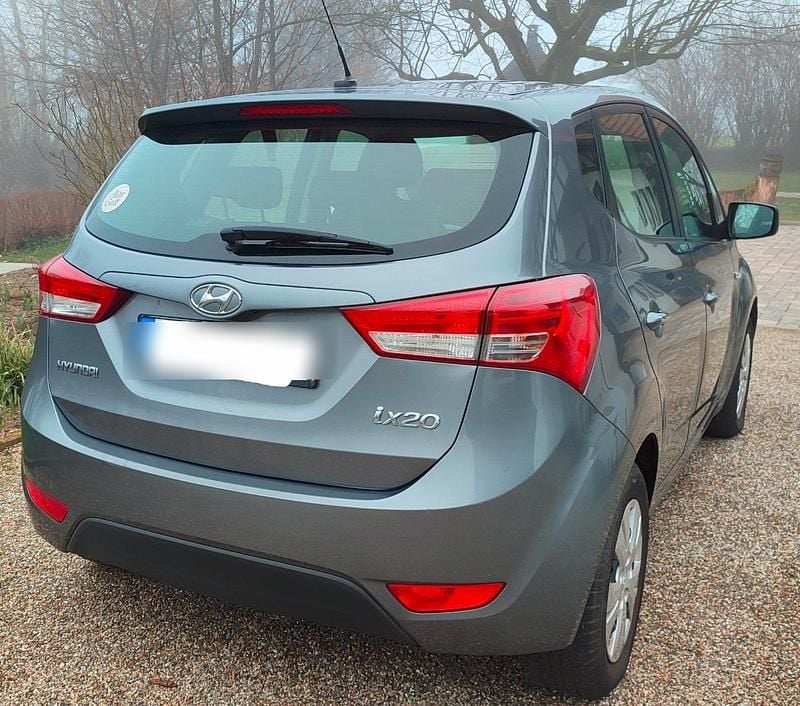 Gebraucht Hyundai ix20 90 PS (66 kW) 2014 Grau Kleinwagen