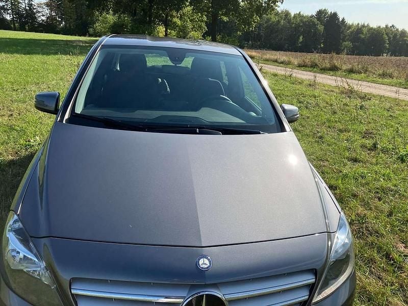 Grau Gebraucht 2012 Mercedes B200 Van / Kleinbus | 13.450 € (Fairer Preis) - Bild 1/4