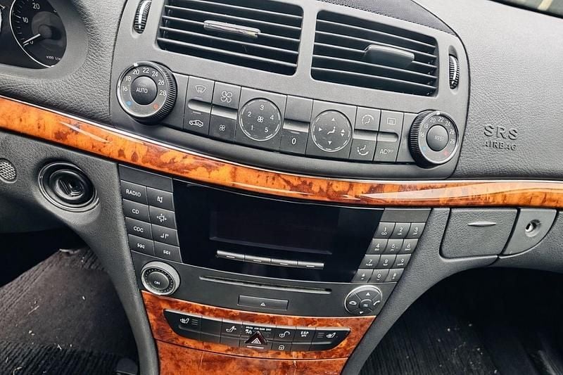 Gebraucht Mercedes E220 150 PS (110 kW) 2004 Silber Limousine