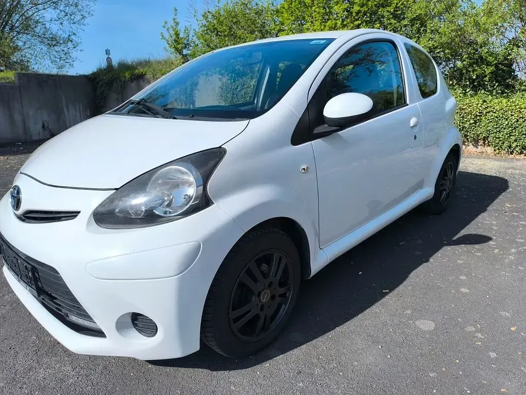 Używany Toyota Aygo 68 KM (50 kW) 2012 Biały Hatchback