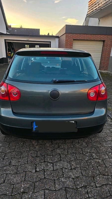 Grün Gebraucht 2004 VW Golf V Kleinwagen | 2.200 € (Guter Preis) - Bild 1/4