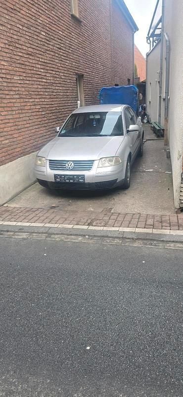 Silber Gebraucht 2001 VW Passat Limousine | 2.000 € (Fairer Preis) - Bild 1/4