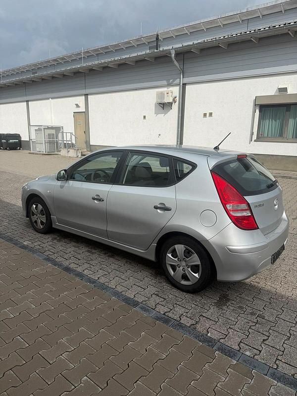 Silber Gebraucht 2011 Hyundai i30 Classic Kleinwagen | 3.790 € (Fairer Preis) - Bild 1/4