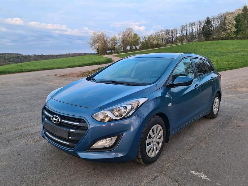 Gebraucht Hyundai i30 110 PS (80 kW) 2016 Blau Kombi
