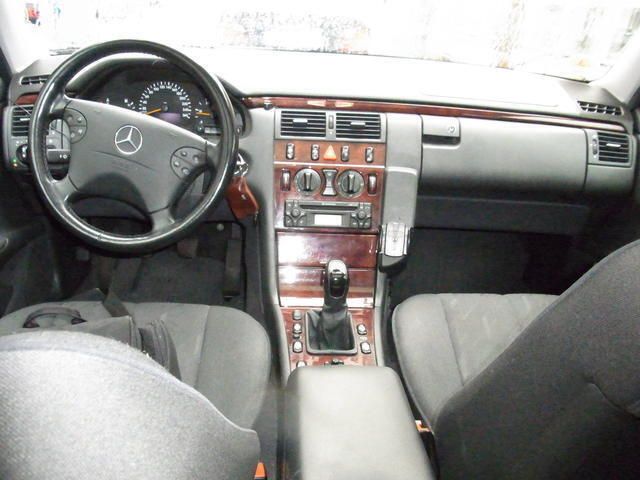 Gebraucht Mercedes E220 Classic 194 PS (142 kW) 2001 Grau metallic Kombi