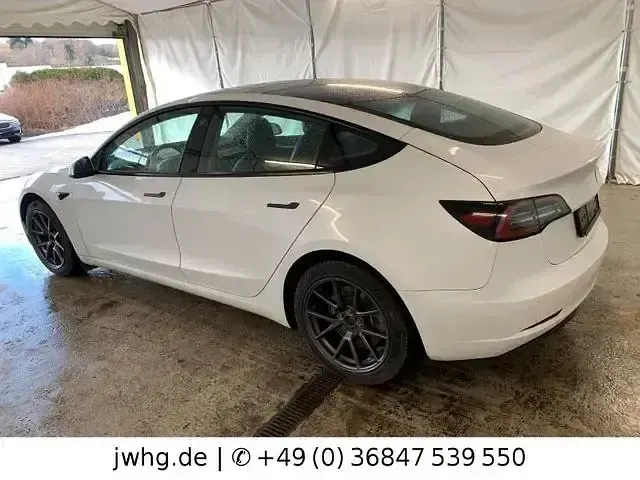 Gebraucht Tesla Model 3 Standard Range 239 kW (325 PS) 2021 Weiß Limousine