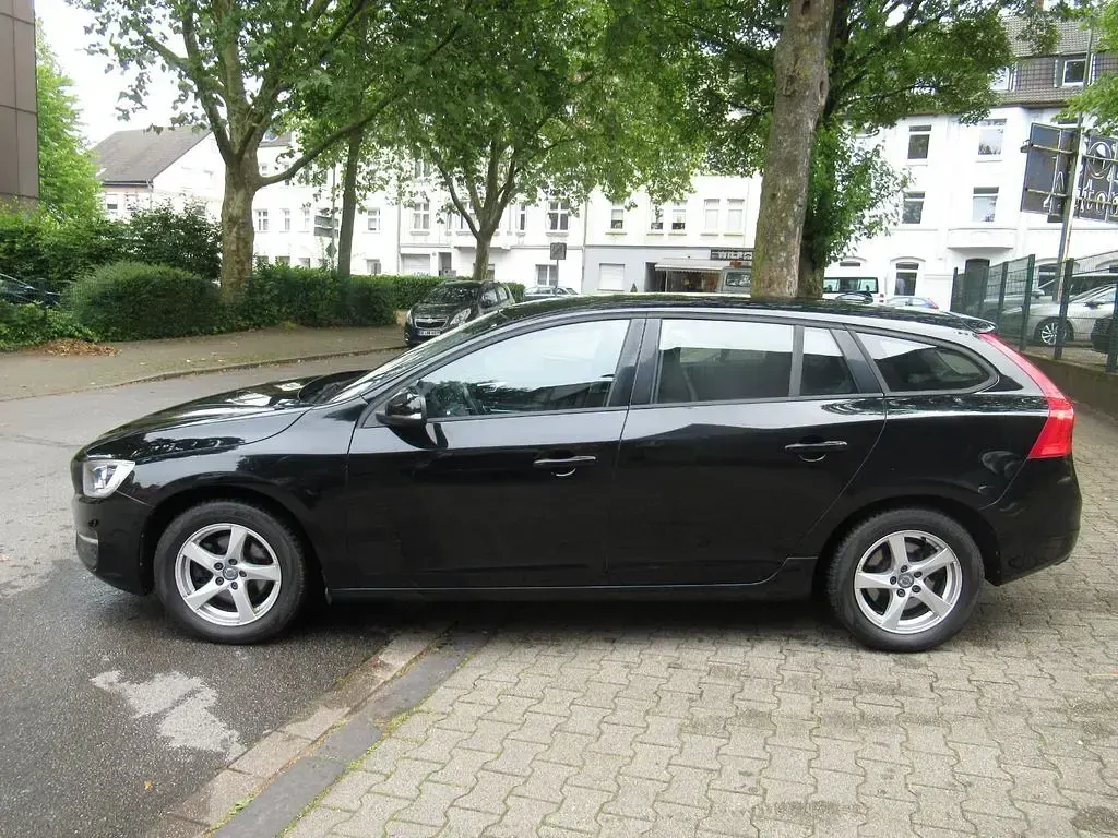 Gebraucht Volvo V60 120 PS (88 kW) 2016 Schwarz Kombi