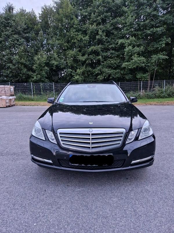 Schwarz Gebraucht 2011 Mercedes E200 Kombi | 5.999 € (Superpreis) - Bild 1/4