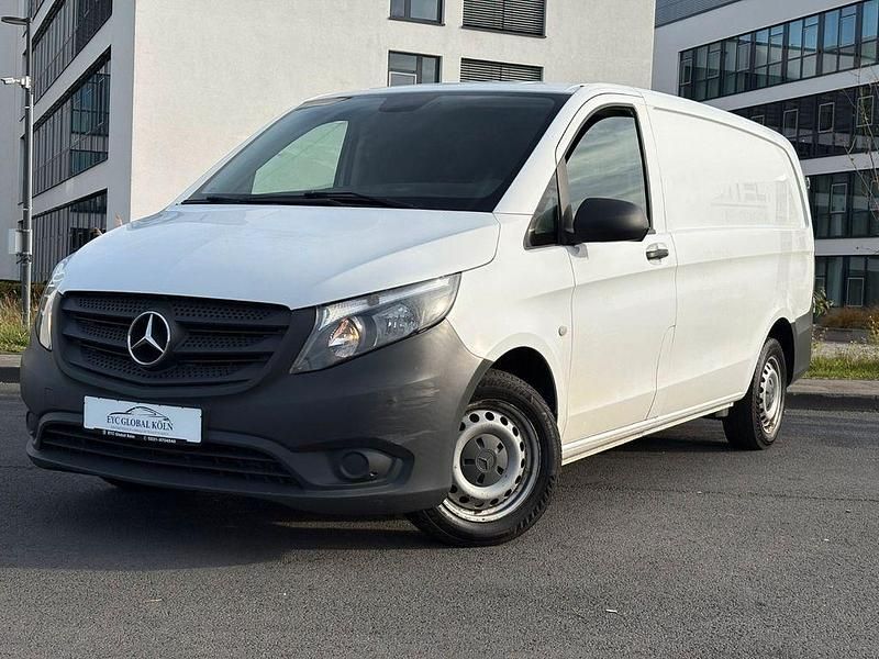 Weiß Gebraucht 2017 Mercedes Vito Van / Kleinbus | 10.999 € - Bild 1/4