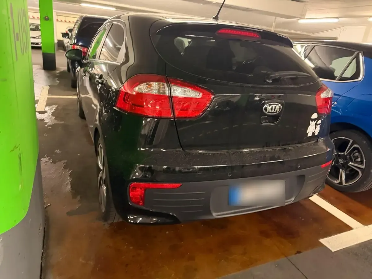 Gebraucht Kia Rio Spirit 90 PS (66 kW) 2015 Schwarz Limousine
