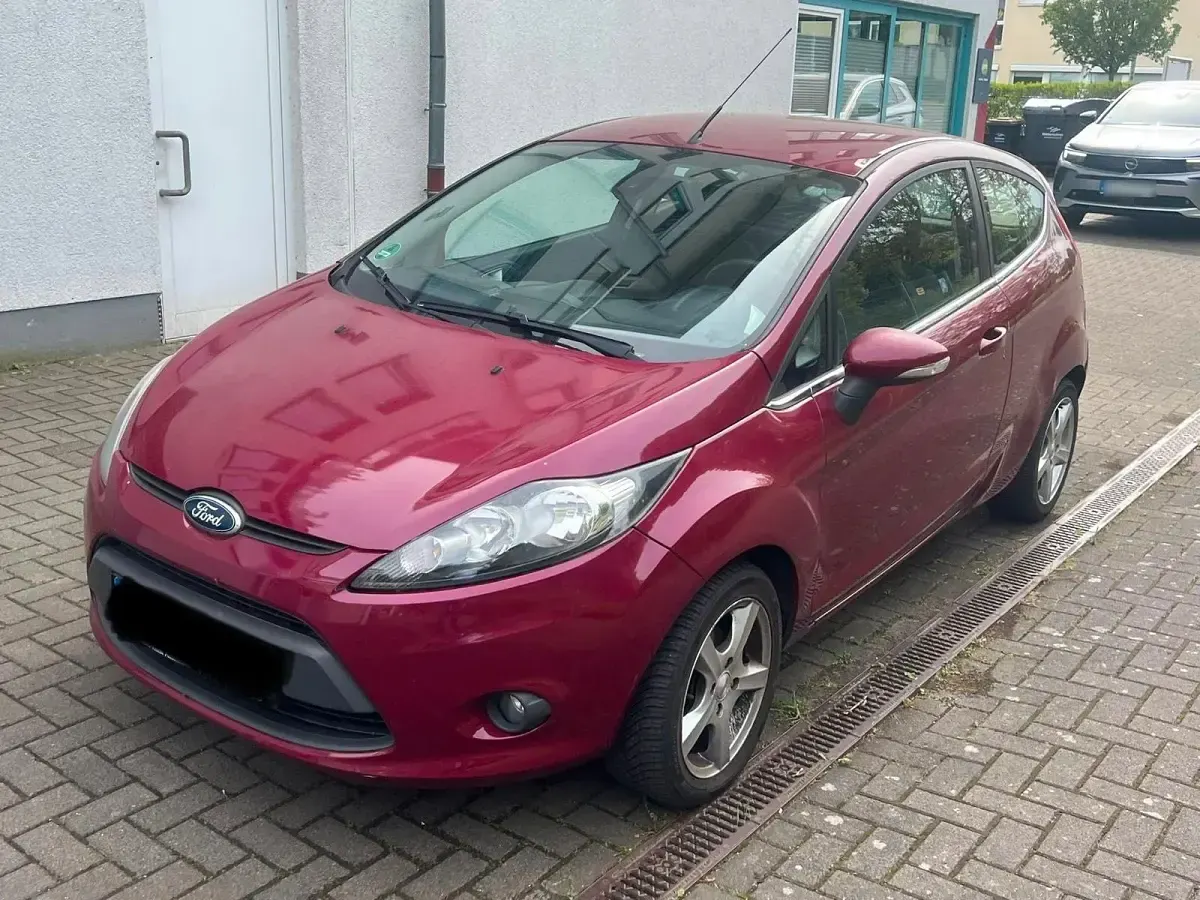 Używany Ford Fiesta 80 KM (58 kW) 2012 Purpurowy Sedan/Limuzyna