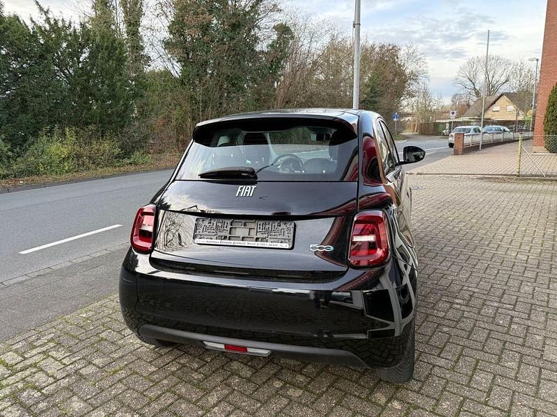 Gebraucht Fiat 500e Action 69 kW (95 PS) 2022 Schwarz Kleinwagen