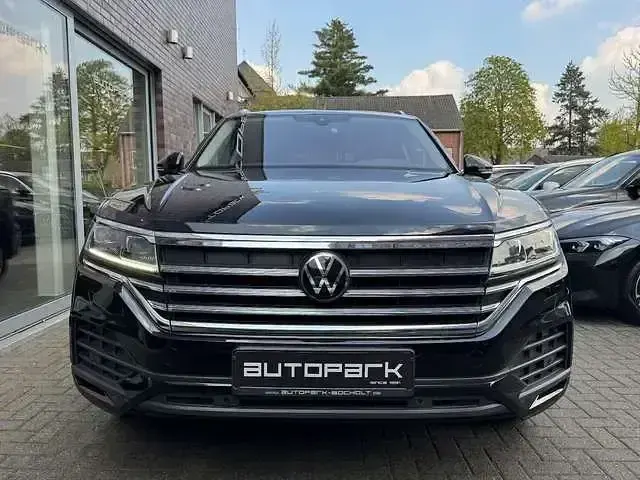 Second-hand VW Touareg Basis 231 CP (169 kW) 2021 Negru SUV