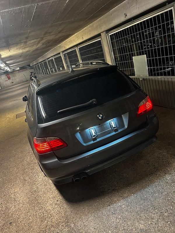 Gebraucht BMW 550 367 PS (269 kW) 2005 Grau Kombi