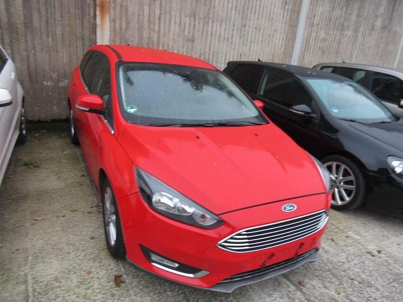 Rot Gebraucht 2015 Ford Focus Titanium Limousine | 3.600 € (Superpreis) - Bild 1/4