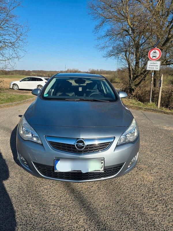 Silber Gebraucht 2011 Opel Astra Innovation Limousine | 3.900 € (Guter Preis) - Bild 1/4