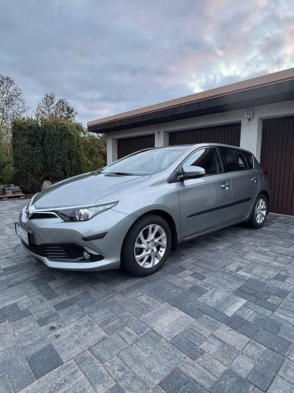 Silber Gebraucht 2017 Toyota Auris Comfort Limousine | 13.000 € (Fairer Preis) - Bild 1/4